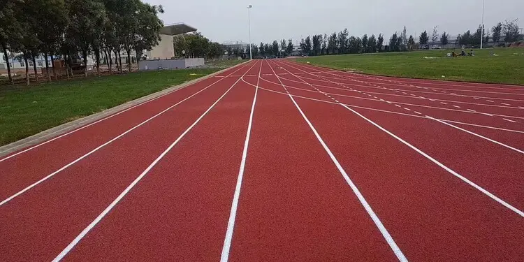 跑步爱好者速进！三种跑道对比，塑胶跑道为何拔得头筹